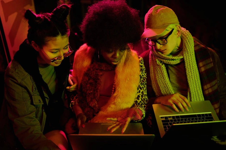 Eine Person analysiert Finanzdiagramme auf einem Tablet und tätigt eine Investition.